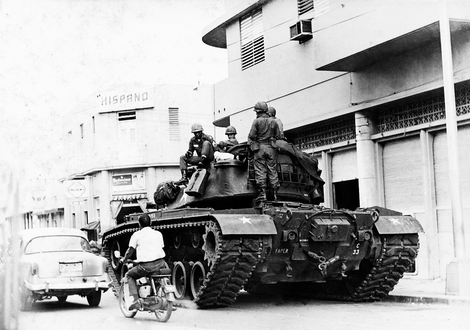 “Identify, Identify” Expo Con Fotos De La Guerra De Abril Del 1965 En ...